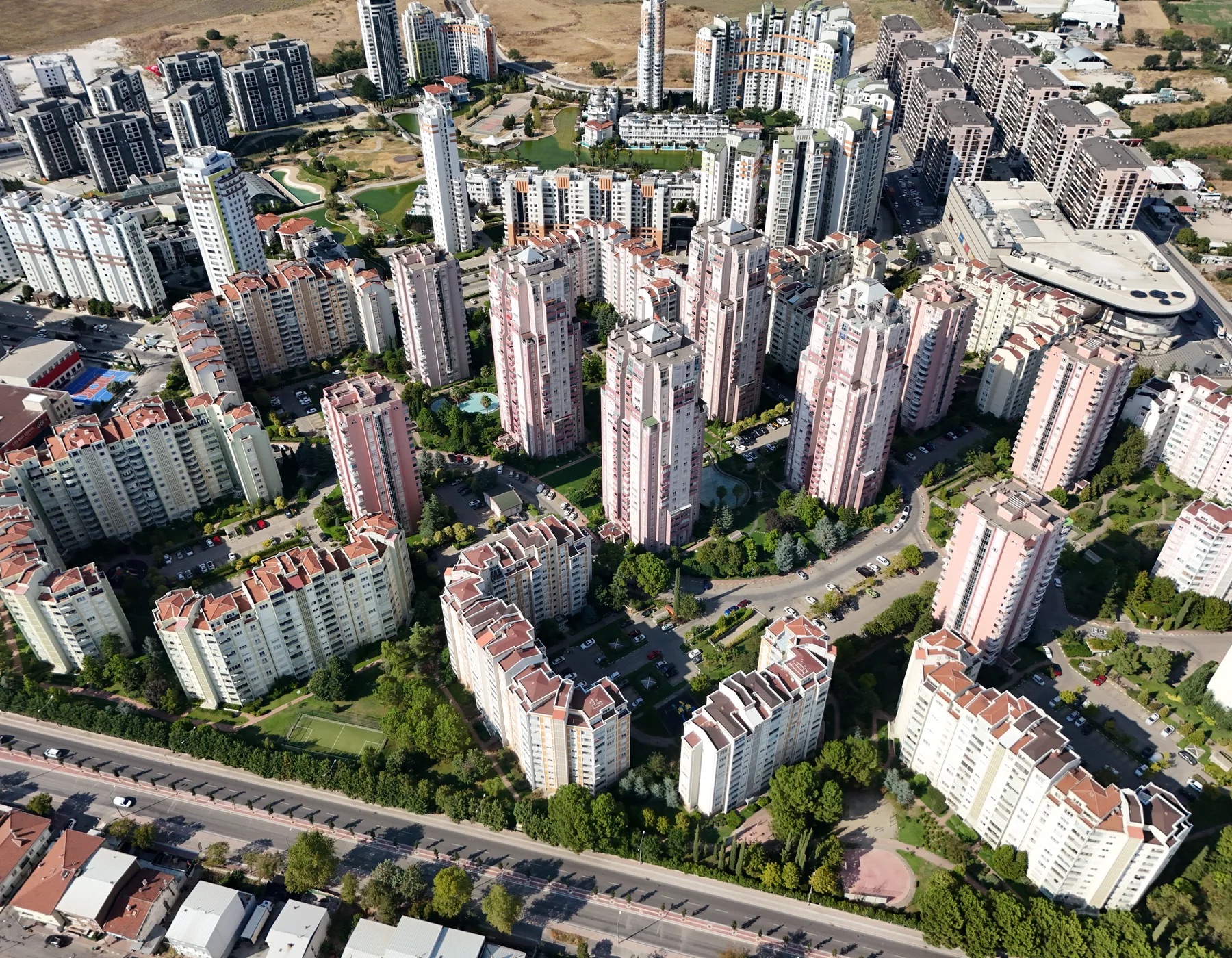 Konut blokları ve çevre yollarının kuşbakışı görünümü
